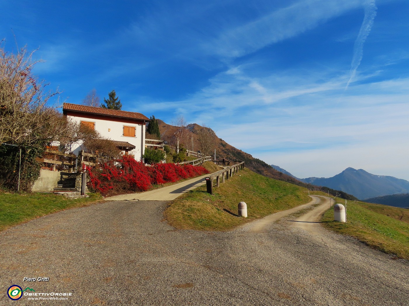 08 Saliamo a sx accanto alla bella casetta.JPG